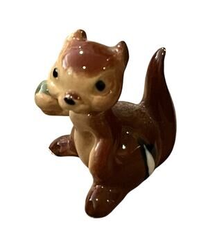 Retired Hagen Renaker Chipmunk w/ Acorn in Hand 1 1/8” Tall Ceramic